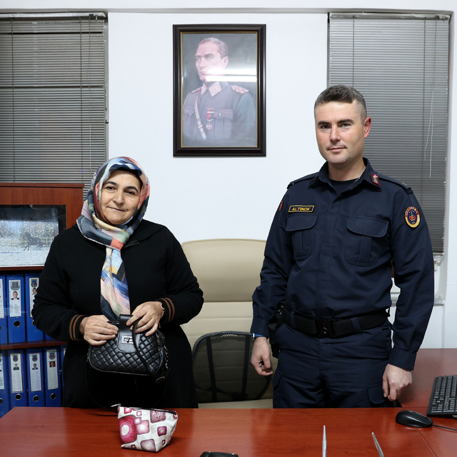 Sivas'ta jandarmanın bulduğu içinde para ve altın olan çanta sahibine ulaşt...