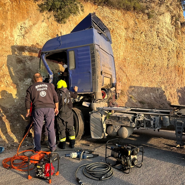 Mersin'de kaza yapan tırda sıkışan sürücü itfaiye ekiplerince kurtarıldı