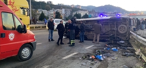 Rize'de minibüs ve otomobil çarpıştı; 2'si ağır 4 yaralı