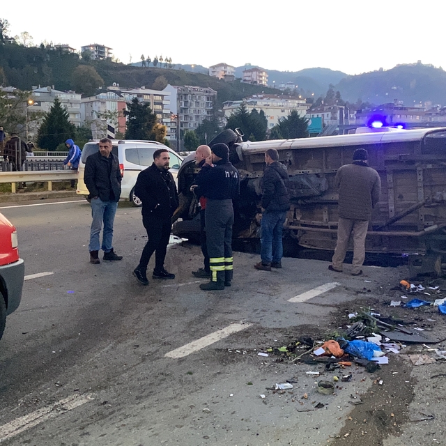 Rize'de minibüs ve otomobil çarpıştı; 2'si ağır 4 yaralı