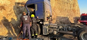 Sıkışan sürücünün yardımına itfaiye yetişti