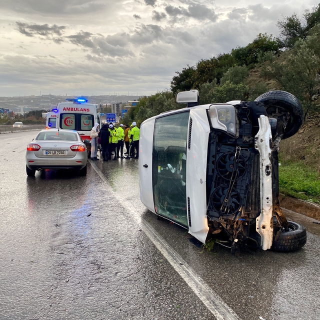 Kocaeli'de devrilen işçi servisindeki 9 kişi yaralandı