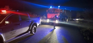 Yalova'da fırtına nedeniyle çatılar uçtu, ağaçlar devrildi