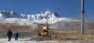 Erciyes'te yazın eriyen kar suni üretimle kışın pistlere geri dönüyor
