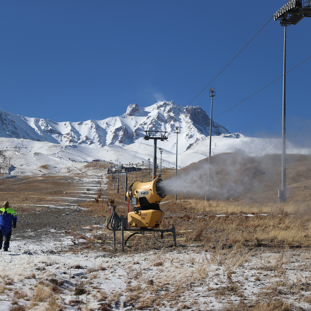 Erciyes'te yazın eriyen kar suni üretimle kışın pistlere geri dönüyor