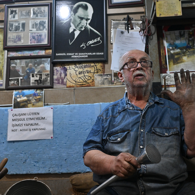 Manisa'da 58 yıllık teneke ustası, zanaatını yaşatmaya çalışıyor