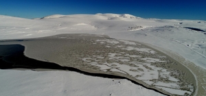 Erzurum'daki Kireçli Göleti'nin büyük bölümü buz tuttu