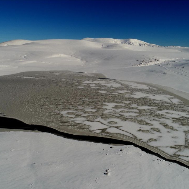 Erzurum'daki Kireçli Göleti'nin büyük bölümü buz tuttu