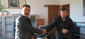 Çorum'da bir kişi yolda bulduğu 1050 doları sahibine teslim etti