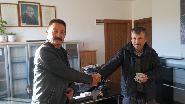 Çorum'da bir kişi yolda bulduğu 1050 doları sahibine teslim etti
