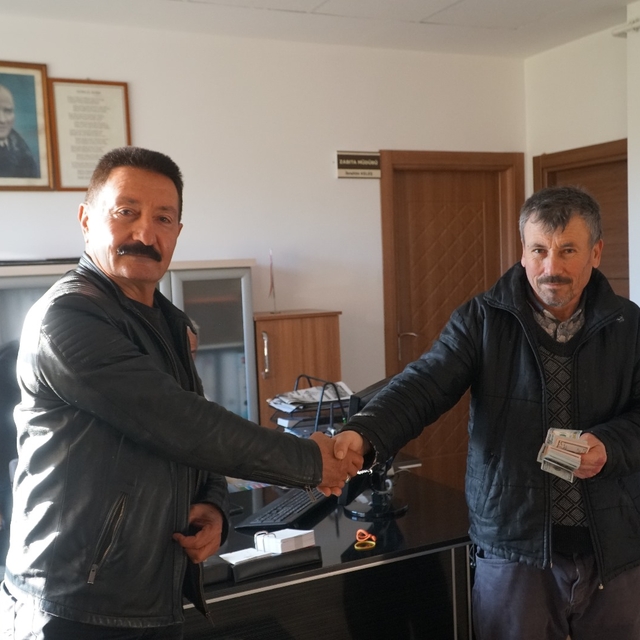 Çorum'da bir kişi yolda bulduğu 1050 doları sahibine teslim etti
