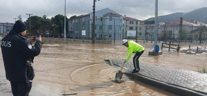 Çanakkale'de şiddetli yağışta debisi artan iki dere taştı, yollar su altınd...