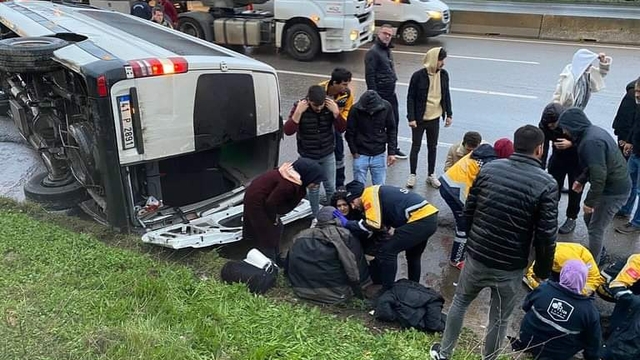 Kocaeli'de işçi servisi devrildi: 1´i ağır 9 yaralı