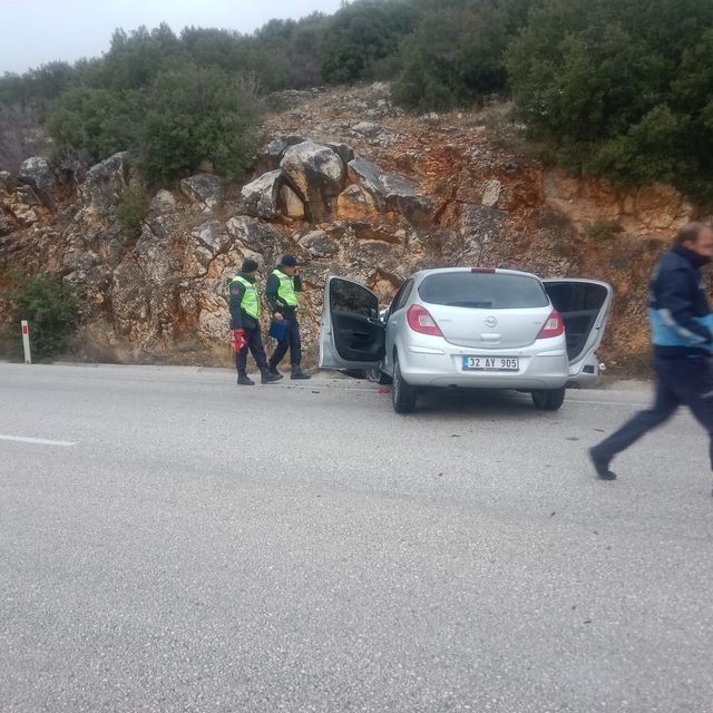 Isparta'da iki otomobilin çarpıştığı kazada 1 kişi öldü, 4 kişi yaralandı