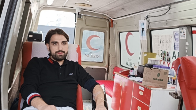 Rize'de Türk Kızılay'a kan bağışında bulunanlara bal hediye edildi