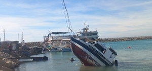 Fırtınada batan balıkçı teknesi vinçle çıkarıldı