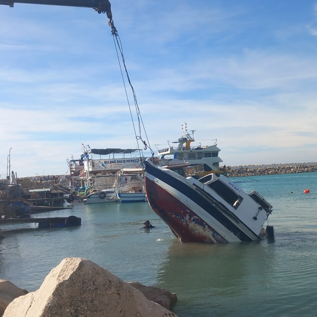 Fırtınada batan balıkçı teknesi vinçle çıkarıldı