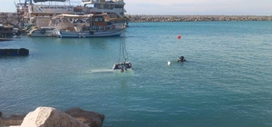 Samandağ'da fırtınada batan balıkçı teknesi kıyıya çekildi