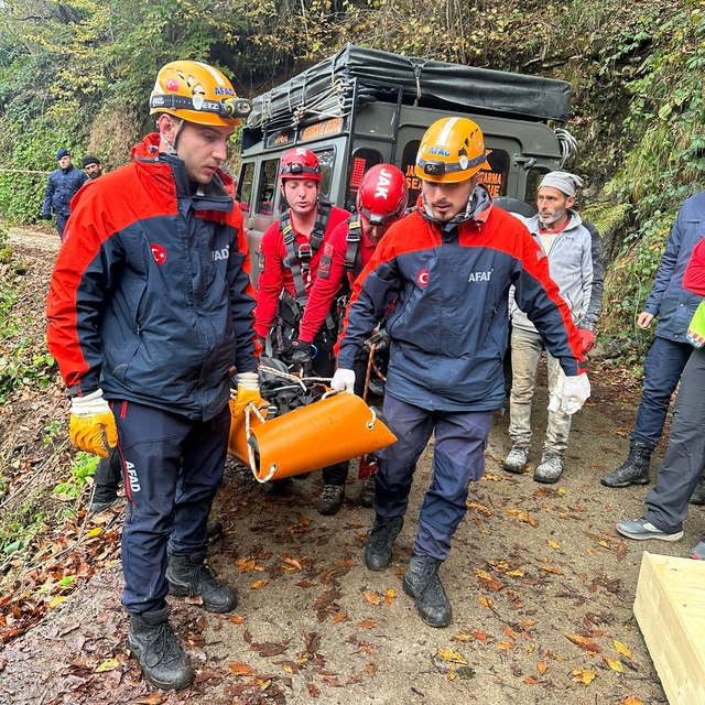 Dere yatağına düşen kamyonetin sürücüsü öldü