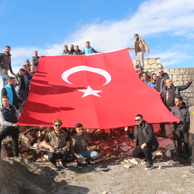Gönül Köprüsü Projesi kapsamında Gabar Dağı'nda zirve yapıp Türk bayrağı aç...