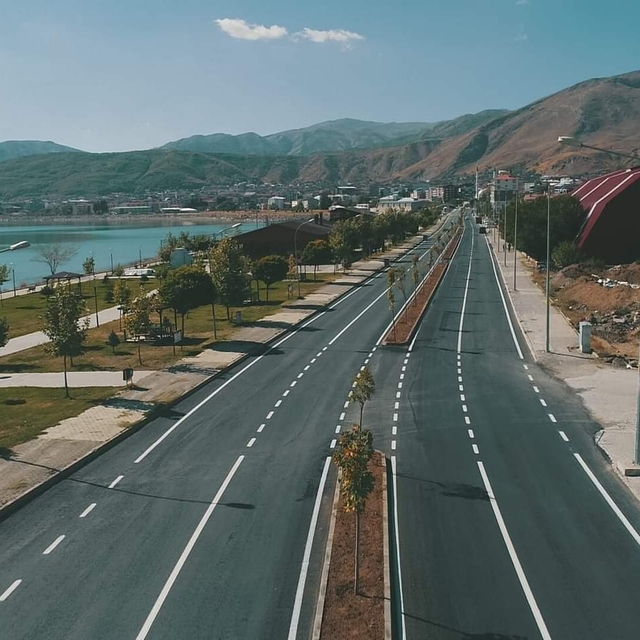 Tatvan'da yollar parke taşı ve asfalt ile yenileniyor