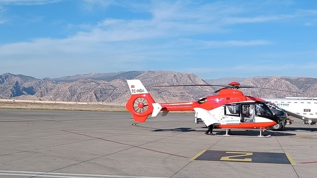 Şırnak'ta düşme sonucu vücudunda kırık oluşan minik Ahmet ambulans helikopterle Elazığ'a sevk edildi