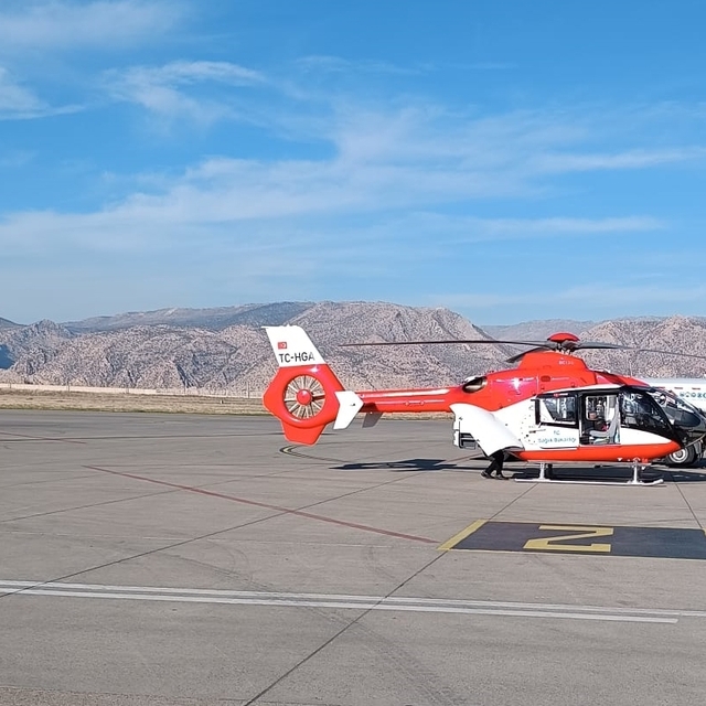 Şırnak'ta düşme sonucu vücudunda kırık oluşan minik Ahmet ambulans helikopt...