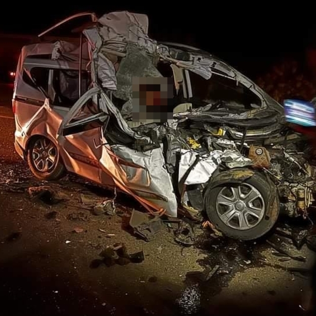 Diyarbakır´da TIR´a arkadan çarpan hafif ticari araçtaki 2 kişi öldü