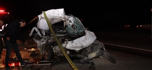 Diyarbakır'da hafif ticari aracın kamyona çarpması sonucu 2 kişi öldü