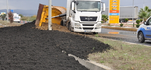 Manisa'da tırın dorsesinin devrilmesi sonucu sürücü yaralandı