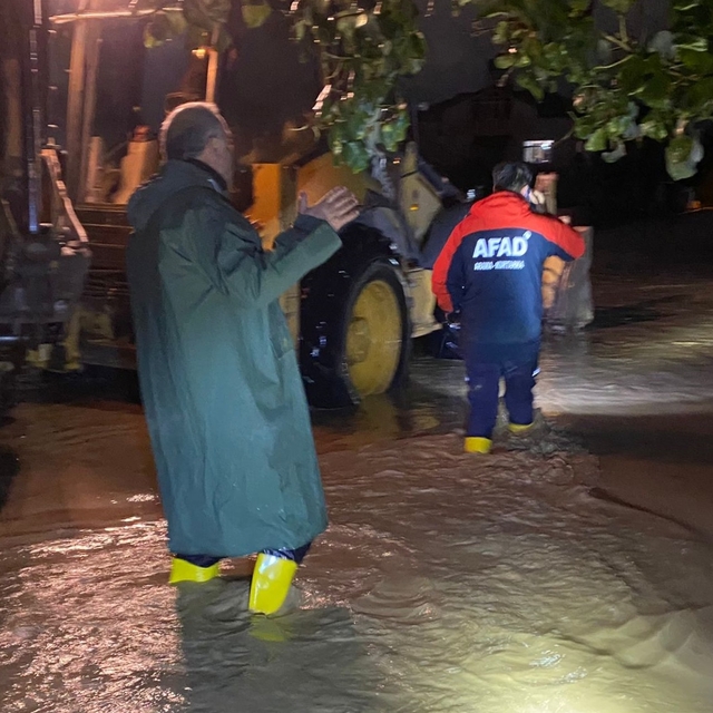 Yalova'da yağış nedeniyle mahsur kalan 10 kişi kurtarıldı