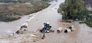 Bursa'da kuvvetli sağanak nedeniyle taşan dere tarım arazilerini su altında...