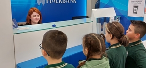 Düzce'de ilkokulda düzenlenen yardım kampanyasında toplanan para Filistin'e...