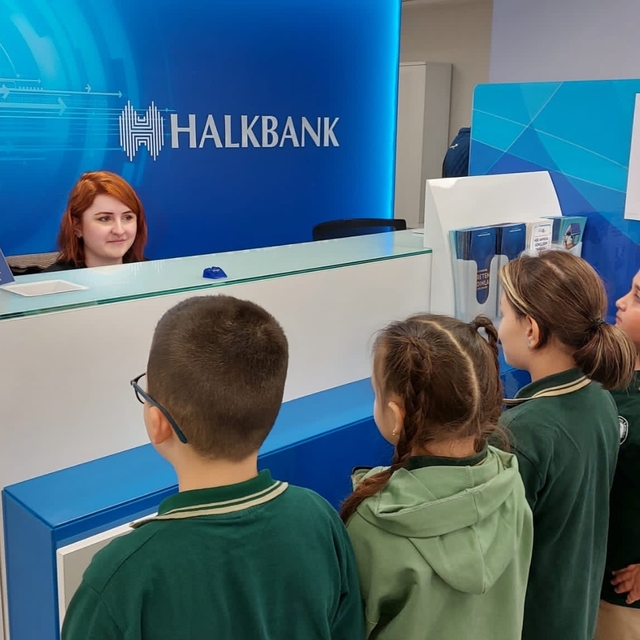 Düzce'de ilkokulda düzenlenen yardım kampanyasında toplanan para Filistin'e...