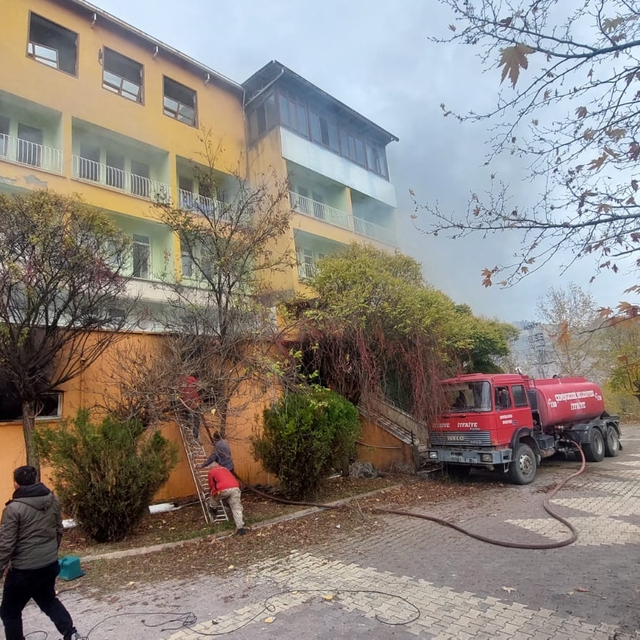 Tunceli'de eski ilçe belediye binasında çıkan yangın söndürüldü