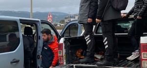 Yalova'da dere taşkını nedeniyle araçlarında mahsur kalan 12 kişi kurtarıldı