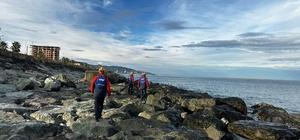 Rize'de denizde kaybolan kadını arama çalışmaları sürüyor