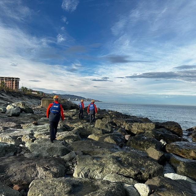 Rize'de denizde kaybolan kadını arama çalışmaları sürüyor