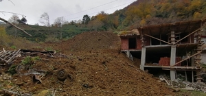 Artvin'de heyelan nedeniyle inşaat halindeki ev ile otomobil zarar gördü