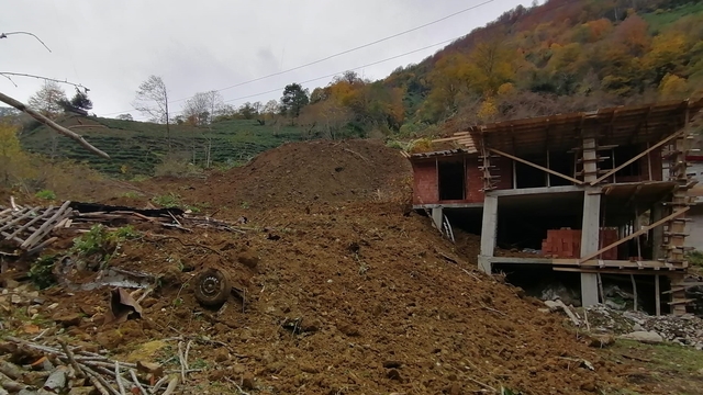 Artvin'de heyelan nedeniyle inşaat halindeki ev ile otomobil zarar gördü