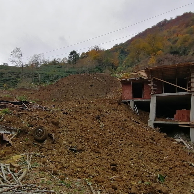 Artvin'de heyelan nedeniyle inşaat halindeki ev ile otomobil zarar gördü