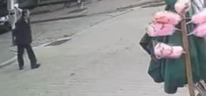 Köpekten kaçarken düşen çocuk, otomobilin altında kalmaktan son anda kurtuldu