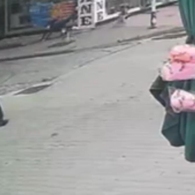 Köpekten kaçarken düşen çocuk, otomobilin altında kalmaktan son anda kurtul...