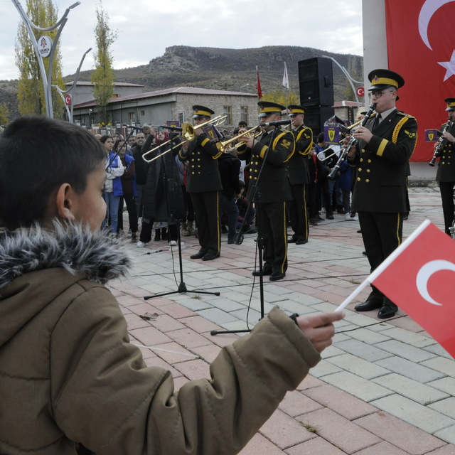 Askeri bando takımı Çukurca'da konser verdi
