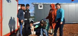 Köpek yavrusu "Kırağ", konteyner kentteki çocukların maskotu oldu