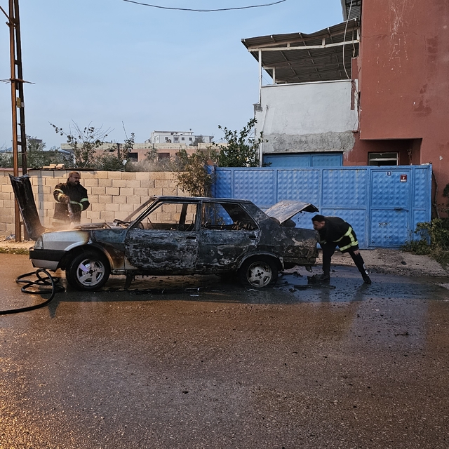 Hatay'da seyir halindeki otomobil alev aldı