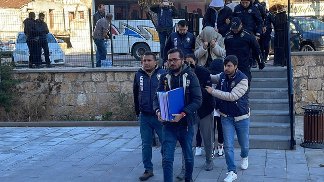 "Kargo dolandırıcılığı" operasyonunda yakalanan 11 şüpheli adliyede