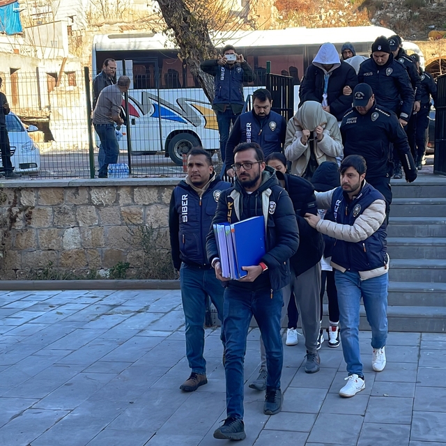 "Kargo dolandırıcılığı" operasyonunda yakalanan 11 şüpheli adliyede