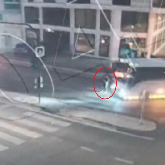 Yaya geçidinde midibüs çarpan Esra öldü; kaza anı kamerada