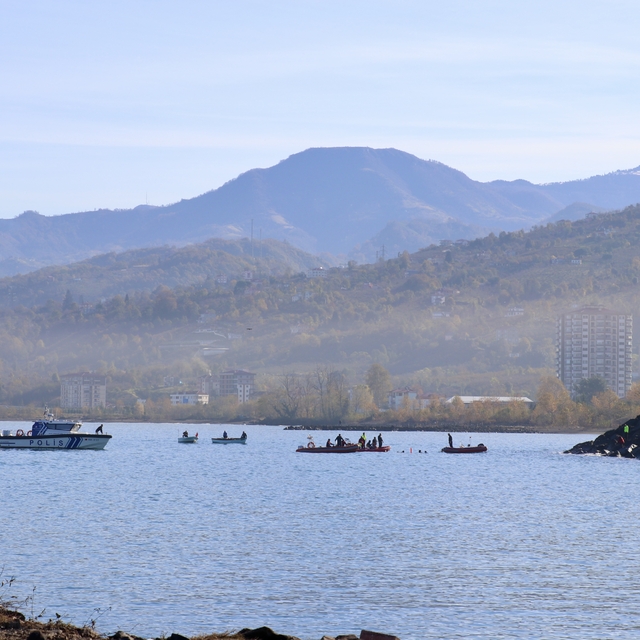 Trabzon'daki fırtınada dalgalara kapılarak kaybolan 2 lise öğrencisinden bi...
